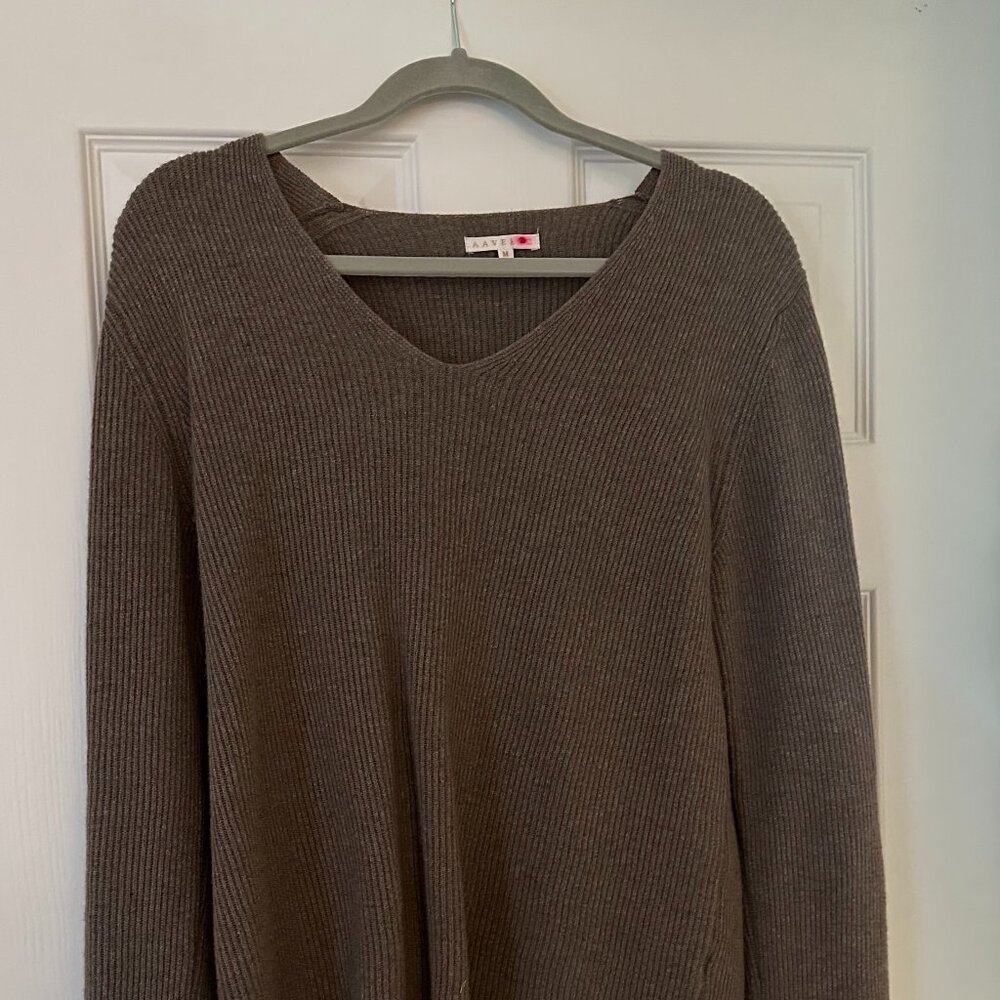 Aavelle Ribbed Cashmere Blend V-Neck Sweater - M/L